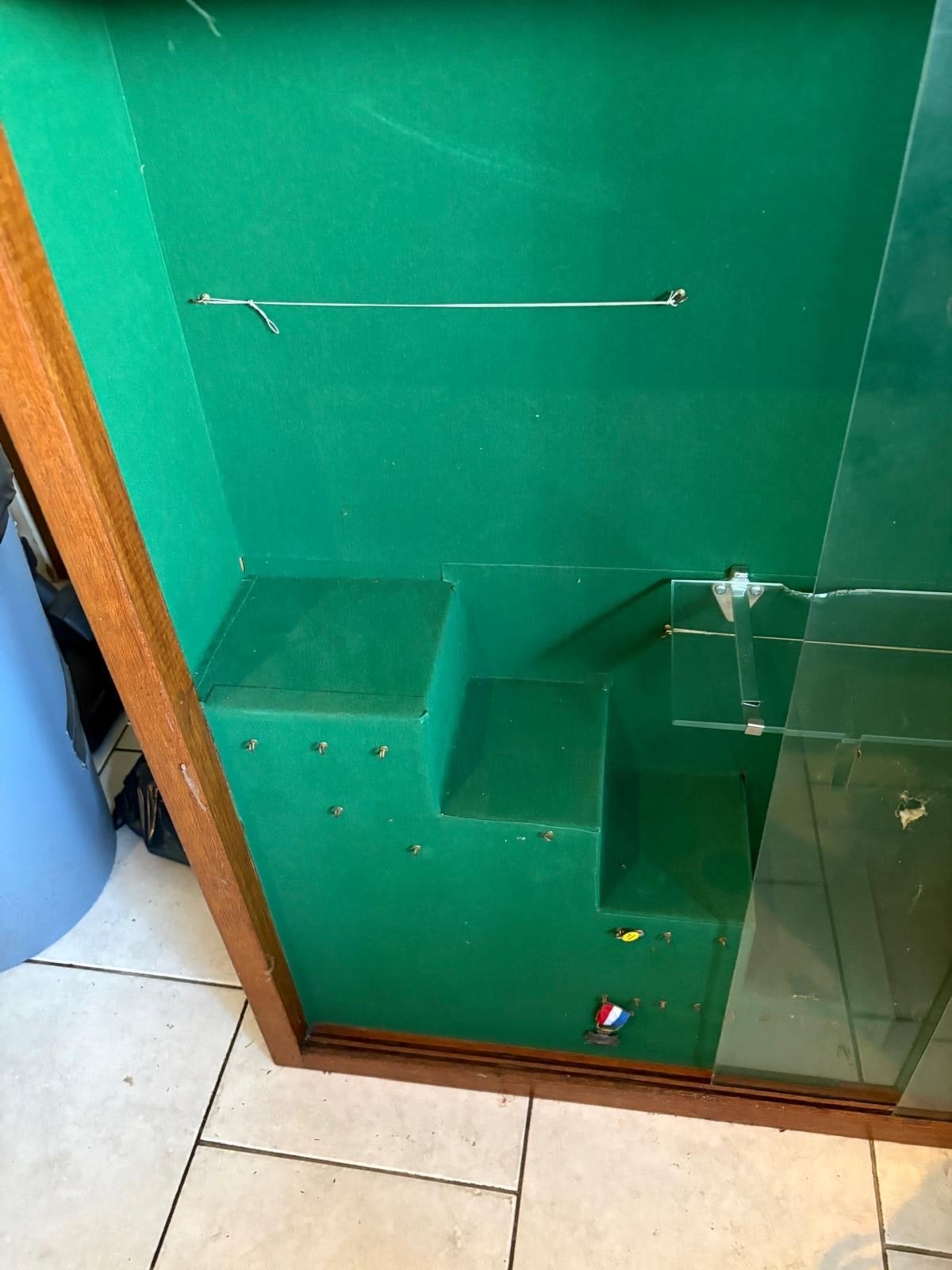 Mooie trofeeënkast met glazen schuifdeuren, Ophalen, Gebruikt, 100 tot 150 cm, 25 tot 50 cm