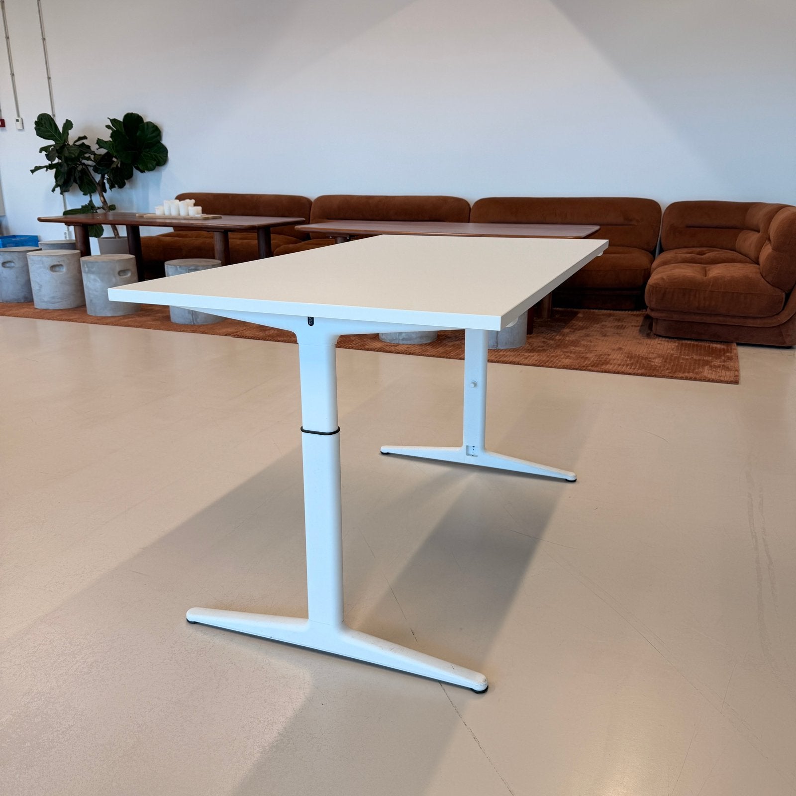 28x Ahrend Mehes bureau 140x80 cm Wit T-poot (MDK-104892), Huis en Inrichting, Bureaus, Ophalen, Zit-sta bureau, Gebruikt, Metaal