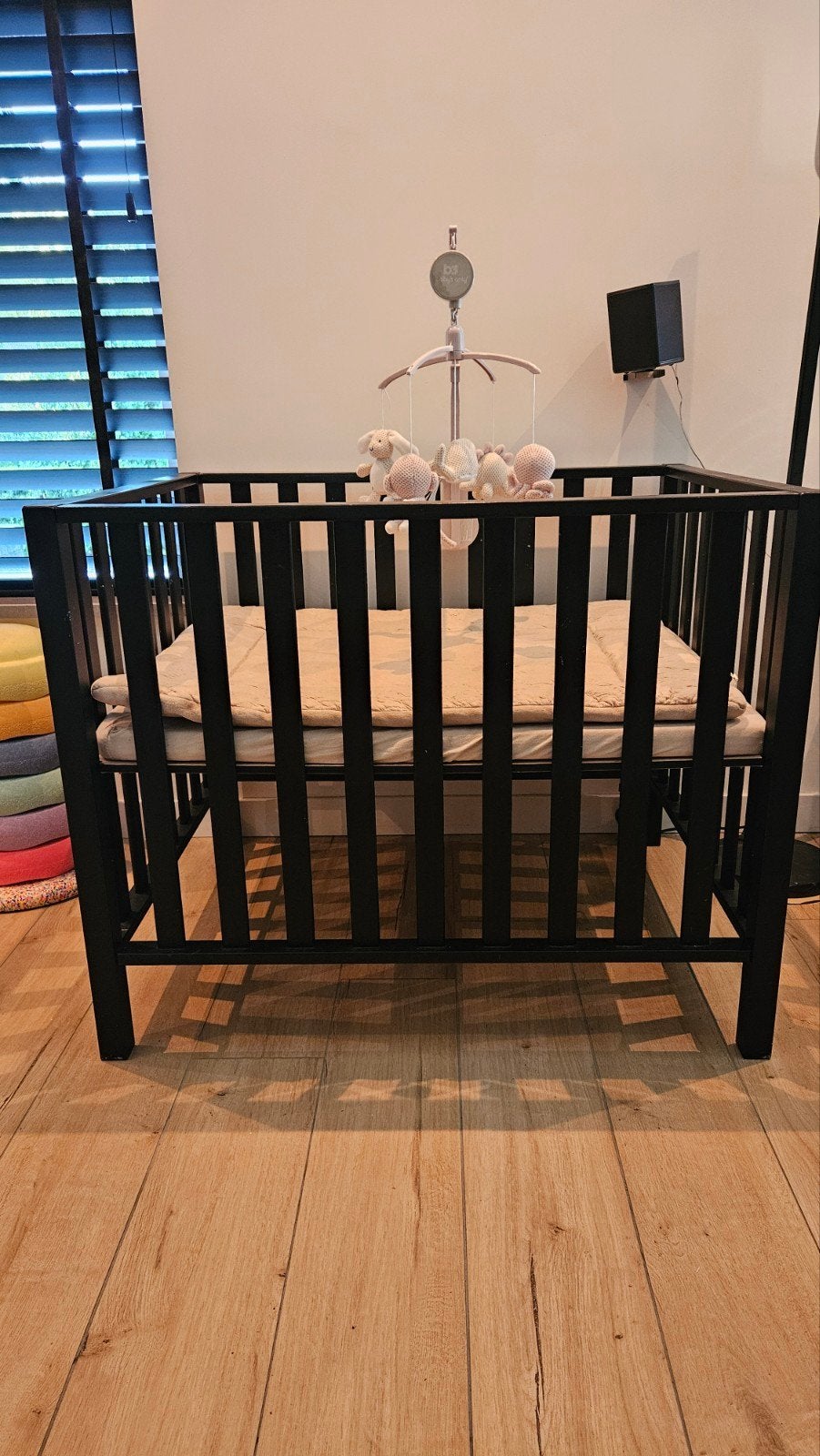 Zwarte houten babybox met verstelbare bodem, Ophalen, Zo goed als nieuw, Vierkant, In hoogte verstelbaar