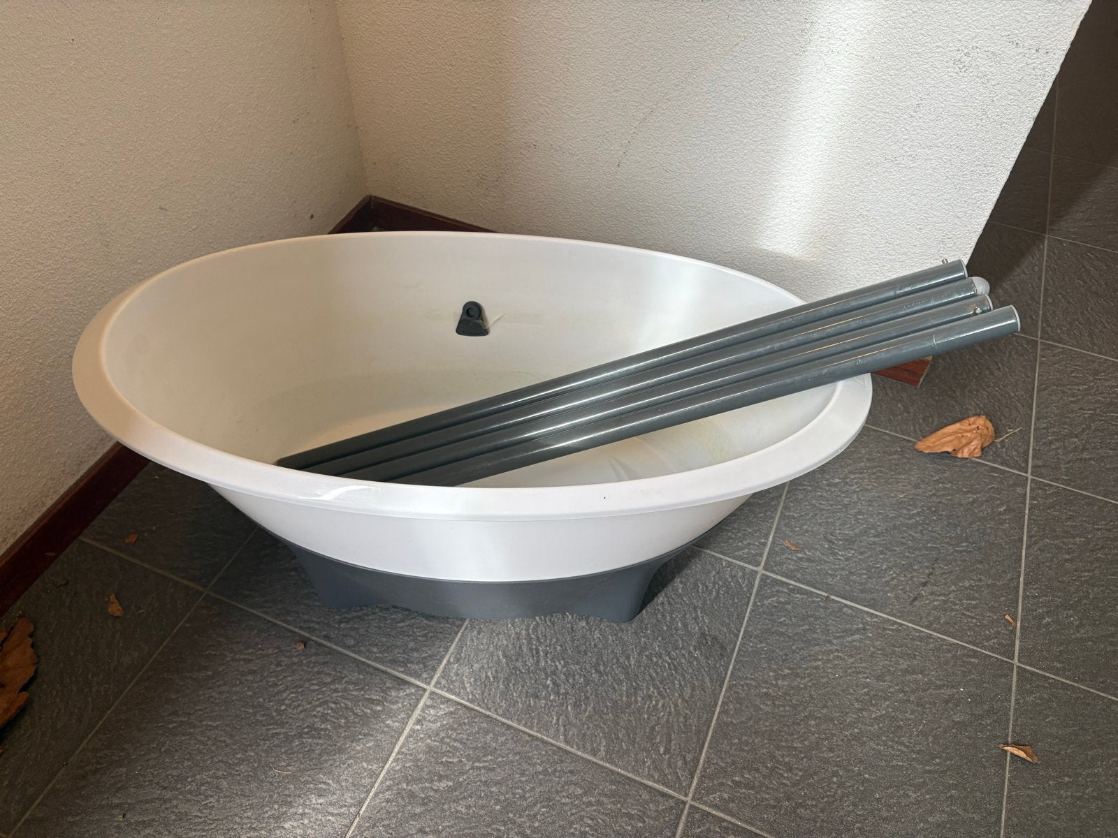 Babybadje met standaard - Wit/Grijs, Gebruikt, Badje, Standaard, Ophalen