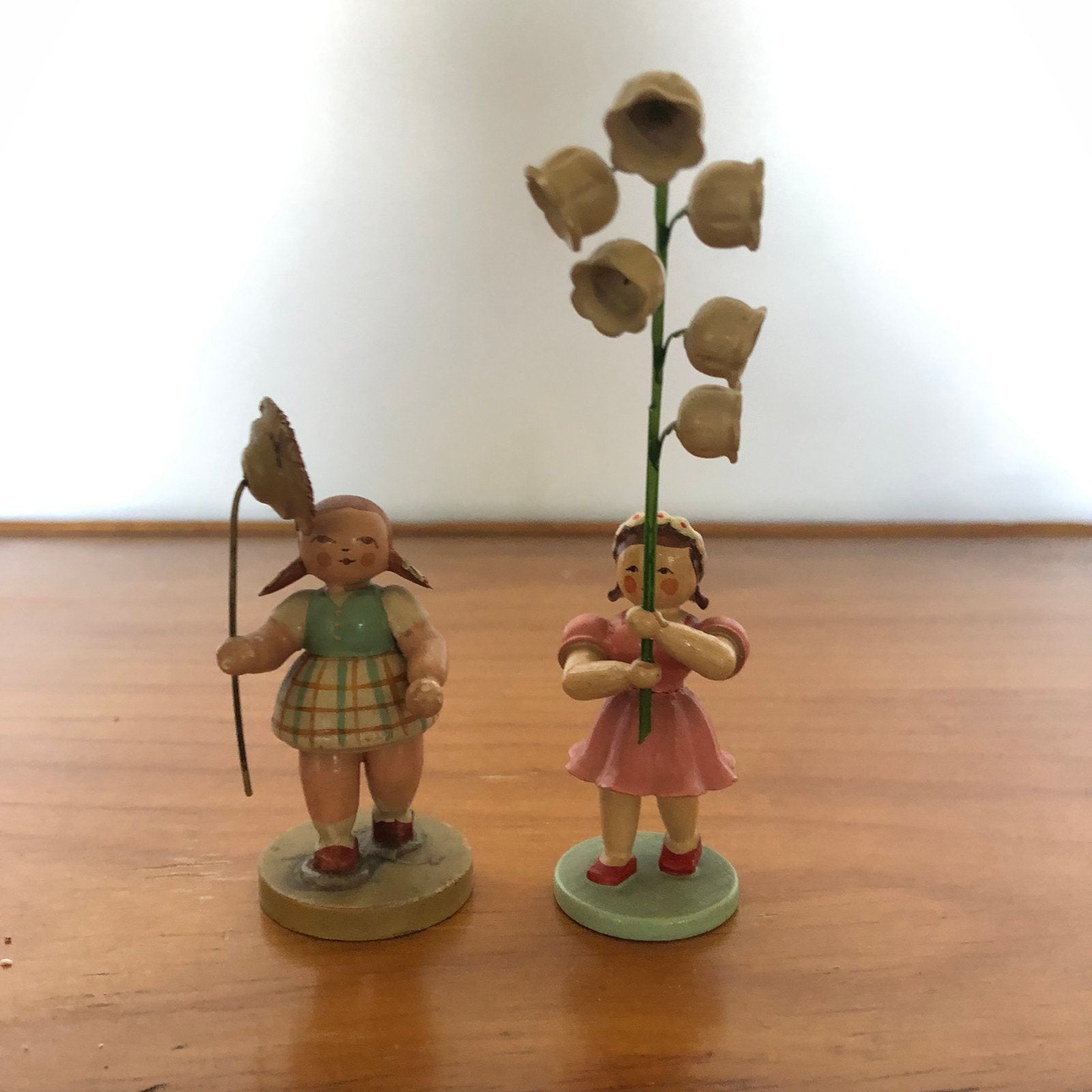 2 Erzgebirge blumenmädchen, Ophalen of Verzenden