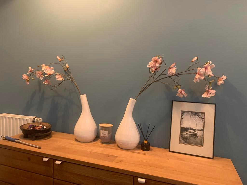 2 mooie witte stijvolle vazen €30,-, Huis en Inrichting, Woonaccessoires | Vazen, Wit, Aardewerk of Porselein, Ophalen of Verzenden