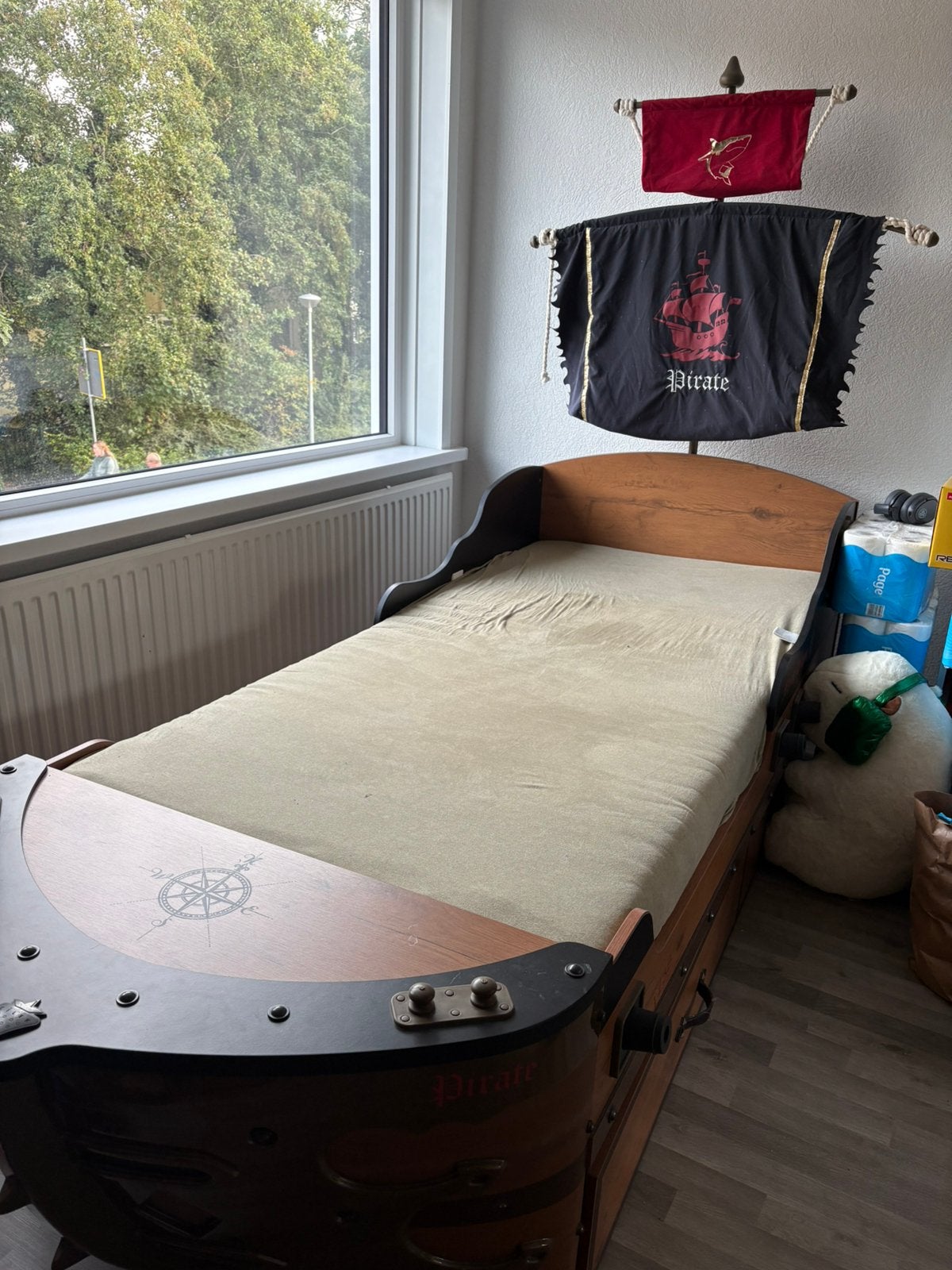Piratenbed met bureau en ladekast - complete kinderkamer