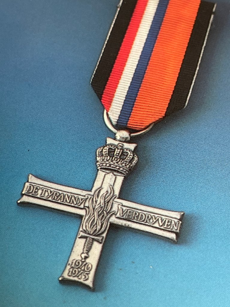 Verzetsherdenkingskruis (1985) WO II, Ophalen of Verzenden, Overige soorten, Nederland, Boek of Tijdschrift
