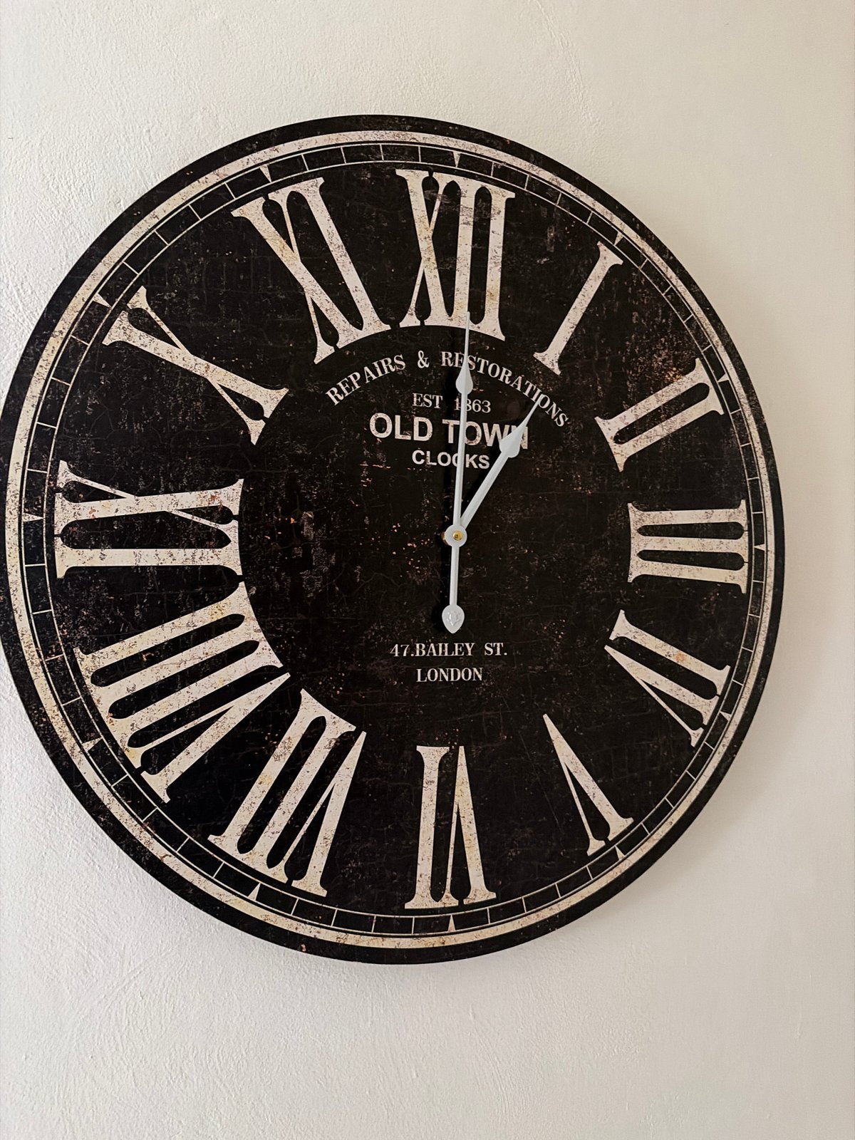 Grote wandklok 'Old Town Clocks' met Romeinse cijfers, Ophalen of Verzenden