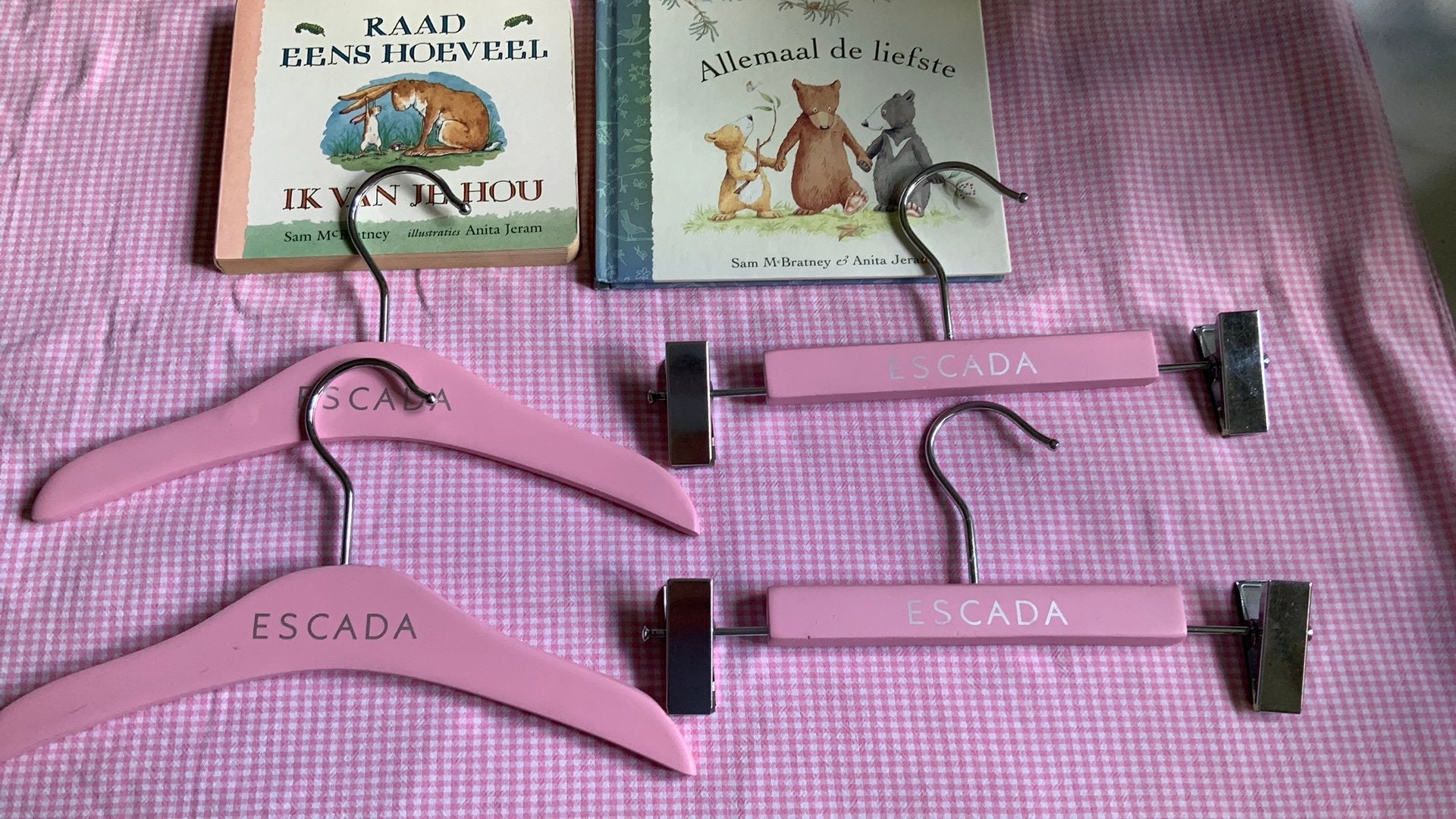 Escada roze houten kinderkleerhangers /set van 4 st., Ophalen of Verzenden, Zo goed als nieuw
