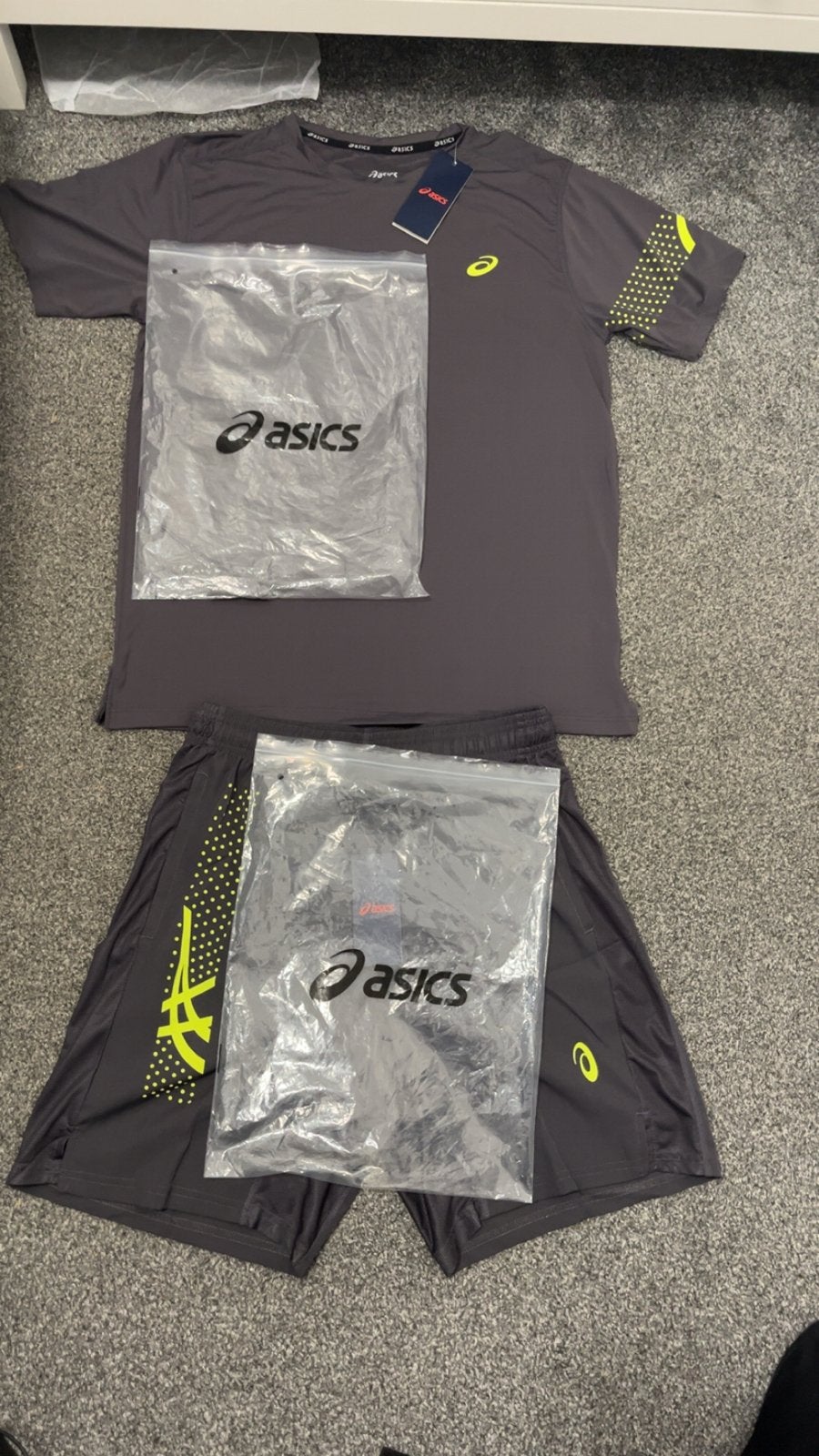 Asics sportset: T-shirt en korte broek (M), Maat 38/40 (M), Nieuw, Ophalen of Verzenden, Hardlopen of Fietsen