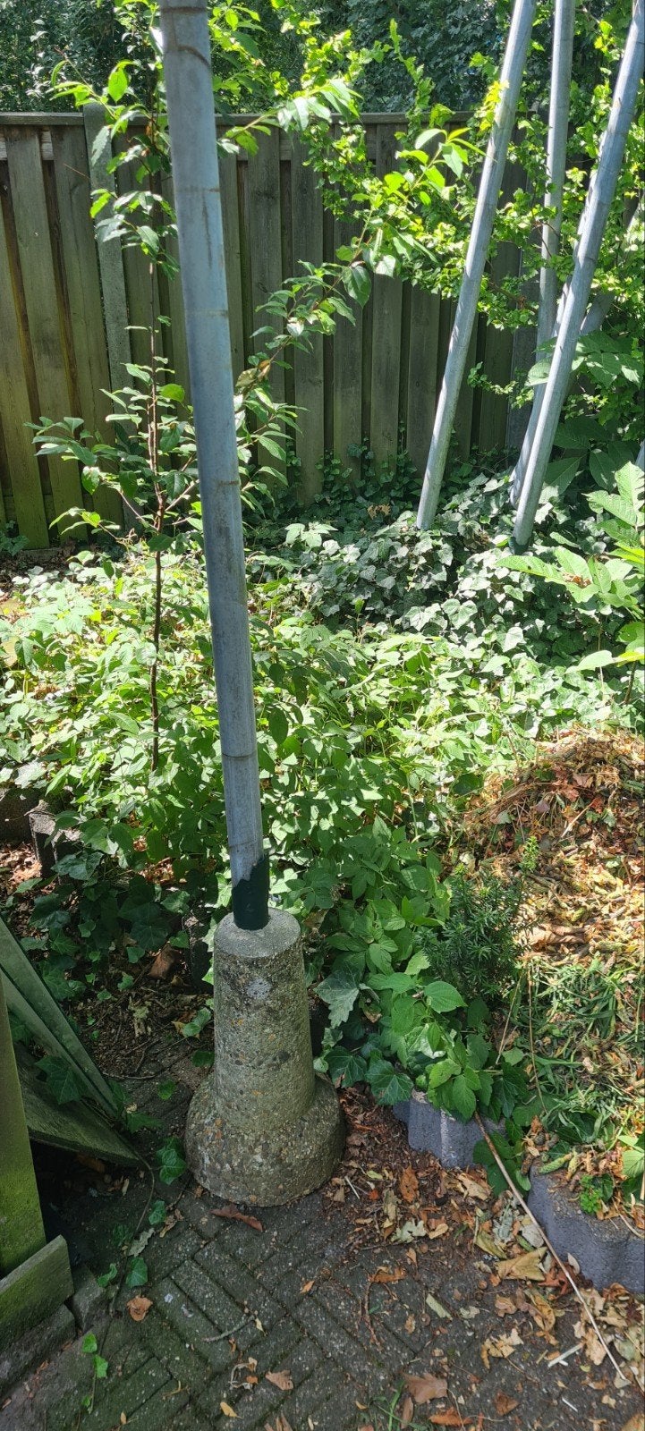 Afrastering palen met betonvoet, Ophalen