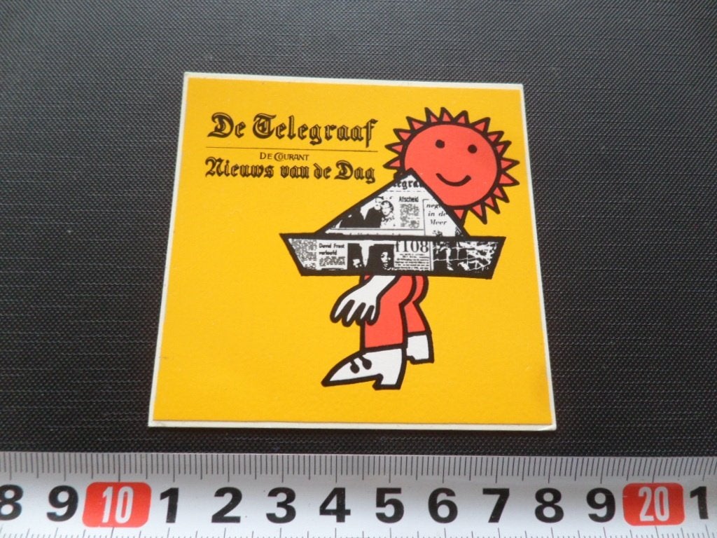 sticker hoedje van papier de telegraaf de courant nieuws vd*, Ophalen of Verzenden, Zo goed als nieuw