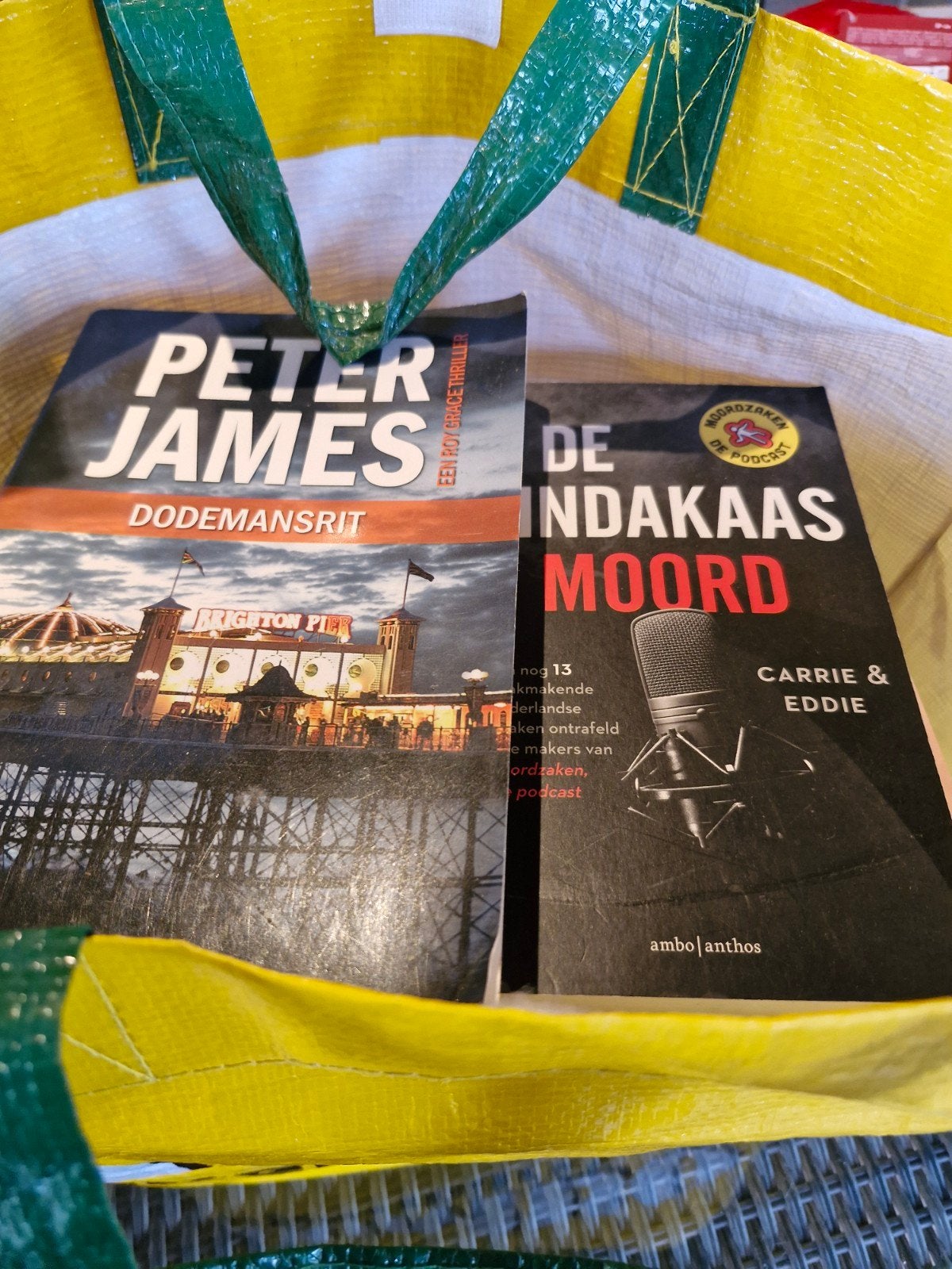 Tas vol thrillers: Peter James en De Indakaas Moord, Boeken, Ophalen of Verzenden, Gelezen, Peter James, Carrie & Eddie, Nederland