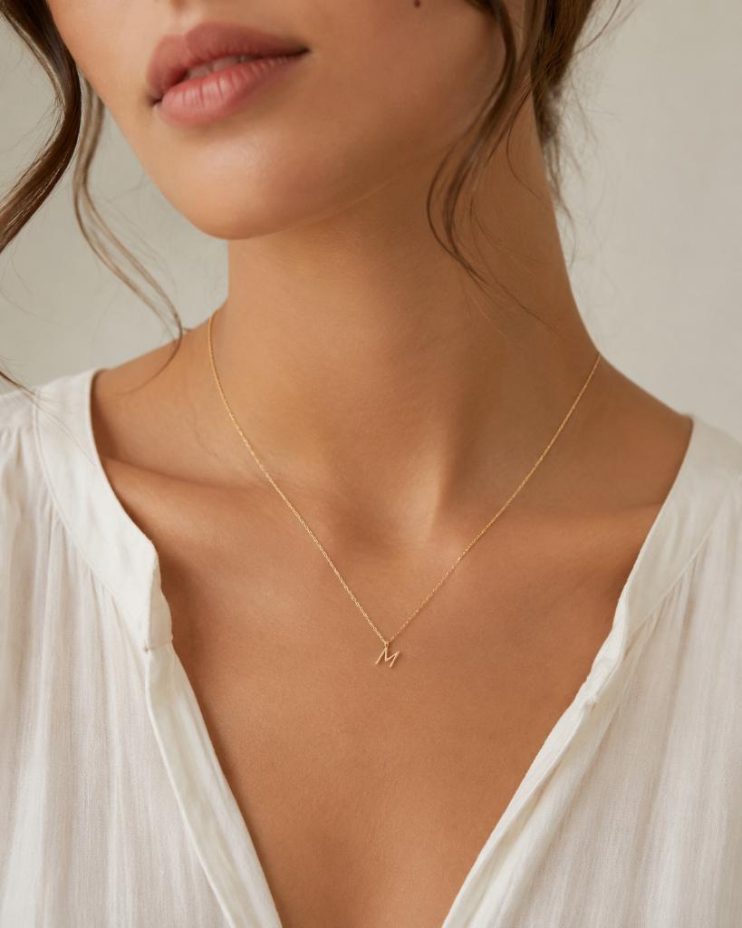 Goudkleurige M ketting–minimalistische letter ketting, Overige materialen, Nieuw, Ophalen of Verzenden, Goud