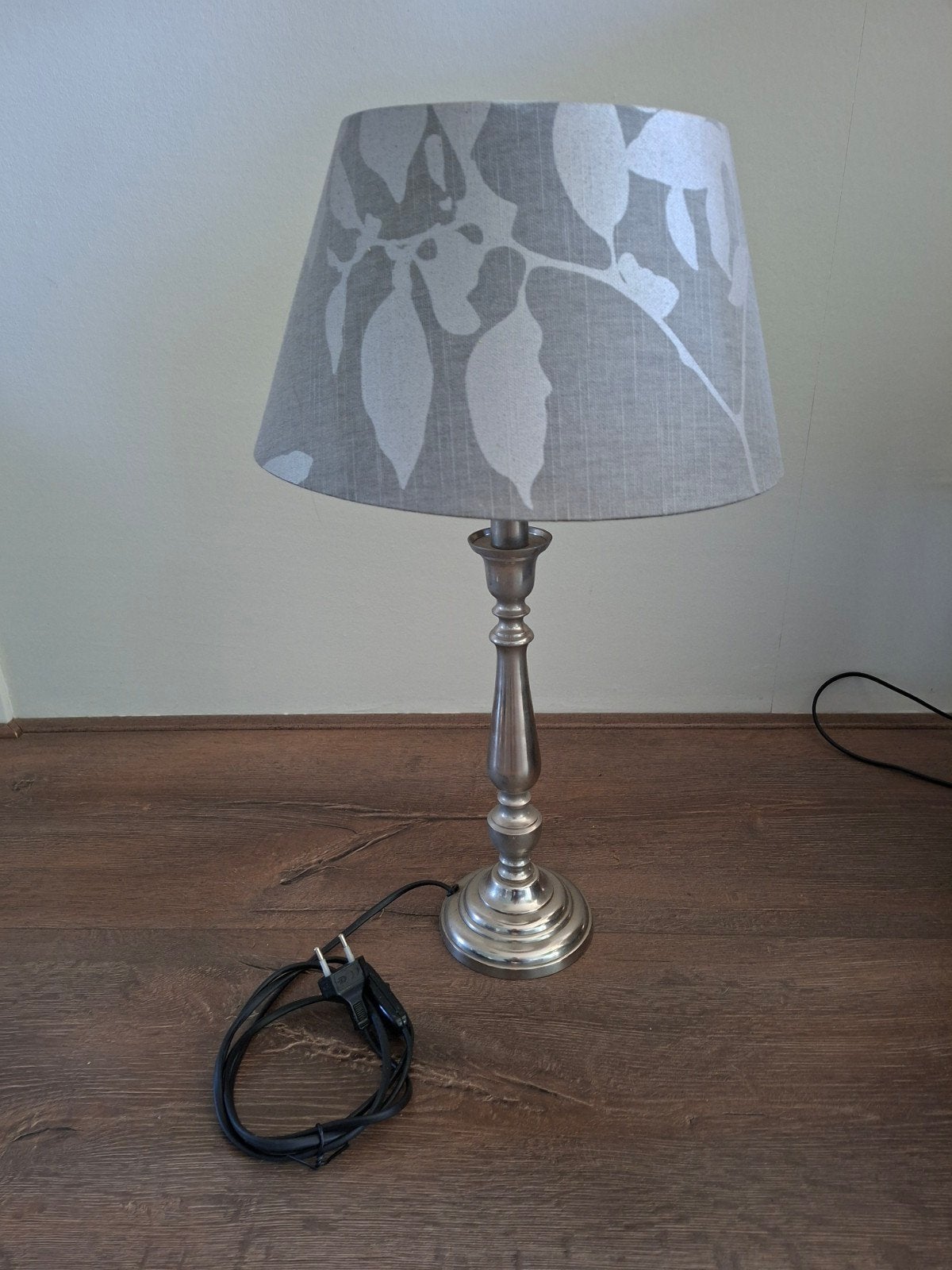 lamp op voet zilverkleur, grijze kap, Huis en Inrichting, Ophalen, Gebruikt, E27 (groot), Met kap