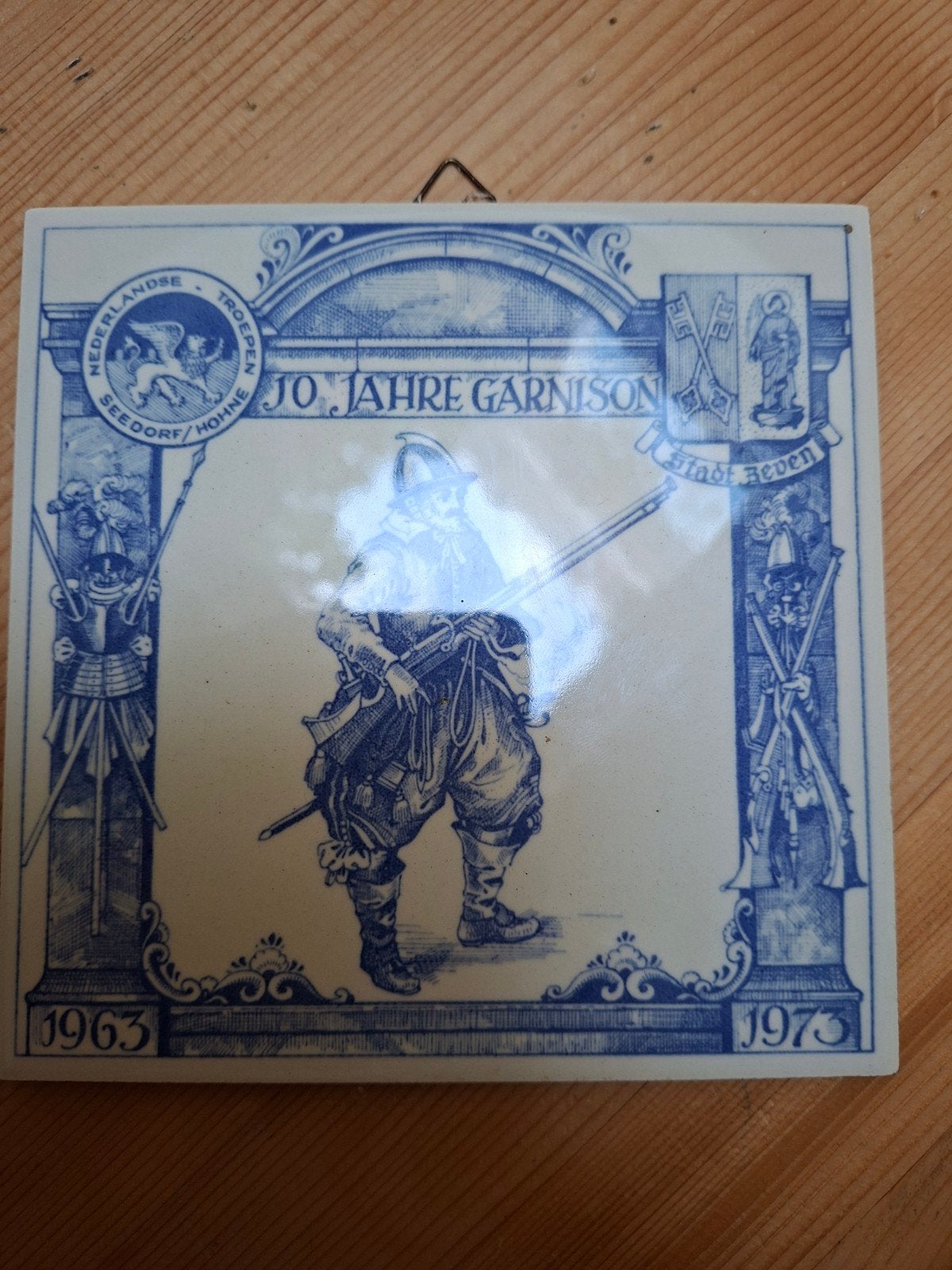Delfts blauw wandtegel 10 Jahre Garnison seedorf1963-1973, Verzamelen, Ophalen of Verzenden