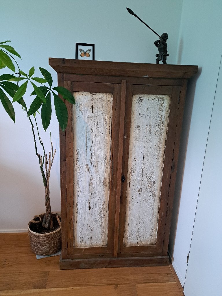 Massief houten kast met verweerde look, Ophalen, Zo goed als nieuw