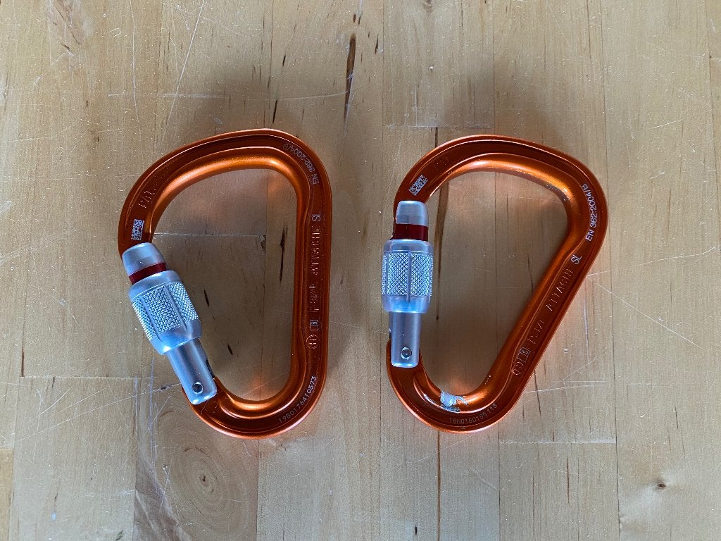 2x Petzl Attache karabiner, Sport en Fitness, Klimsport, Ophalen of Verzenden, Gebruikt, Klimsport-accessoire
