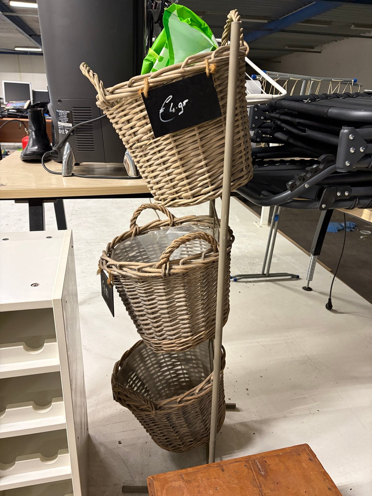 Rotan opbergrek met 3 manden, Ophalen, Gebruikt, Landelijk, Natuurlijk materiaal