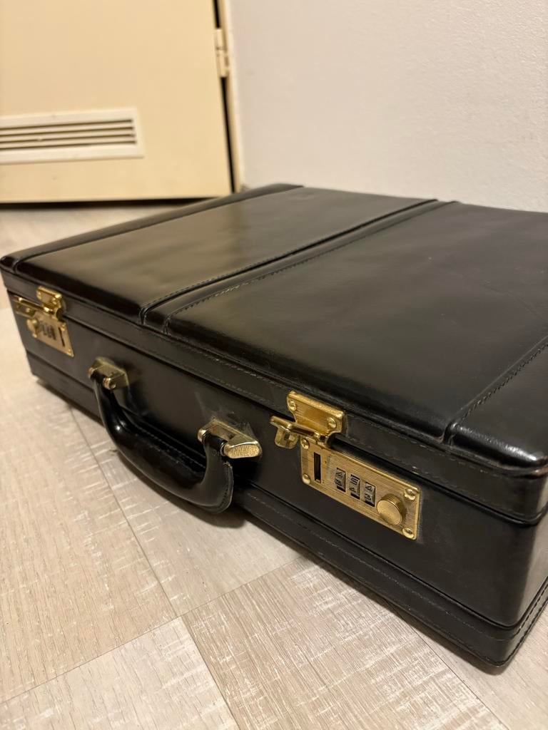 Zwart leren attaché koffer, Sieraden, Tassen en Uiterlijk, Koffers, Ophalen, Gebruikt, Slot, 35 tot 45 cm