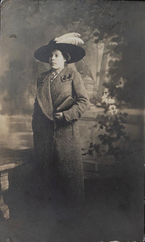 Fotokaart - Dame hoed met witte veren., Gebruikt, Verzenden, Foto, Klederdracht