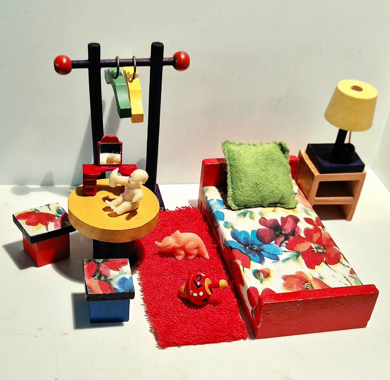 Poppenhuis meubeltjes kinderkamer 1:12 hout retro, Verzamelen, Poppenhuizen en Toebehoren, Ophalen of Verzenden, Zo goed als nieuw