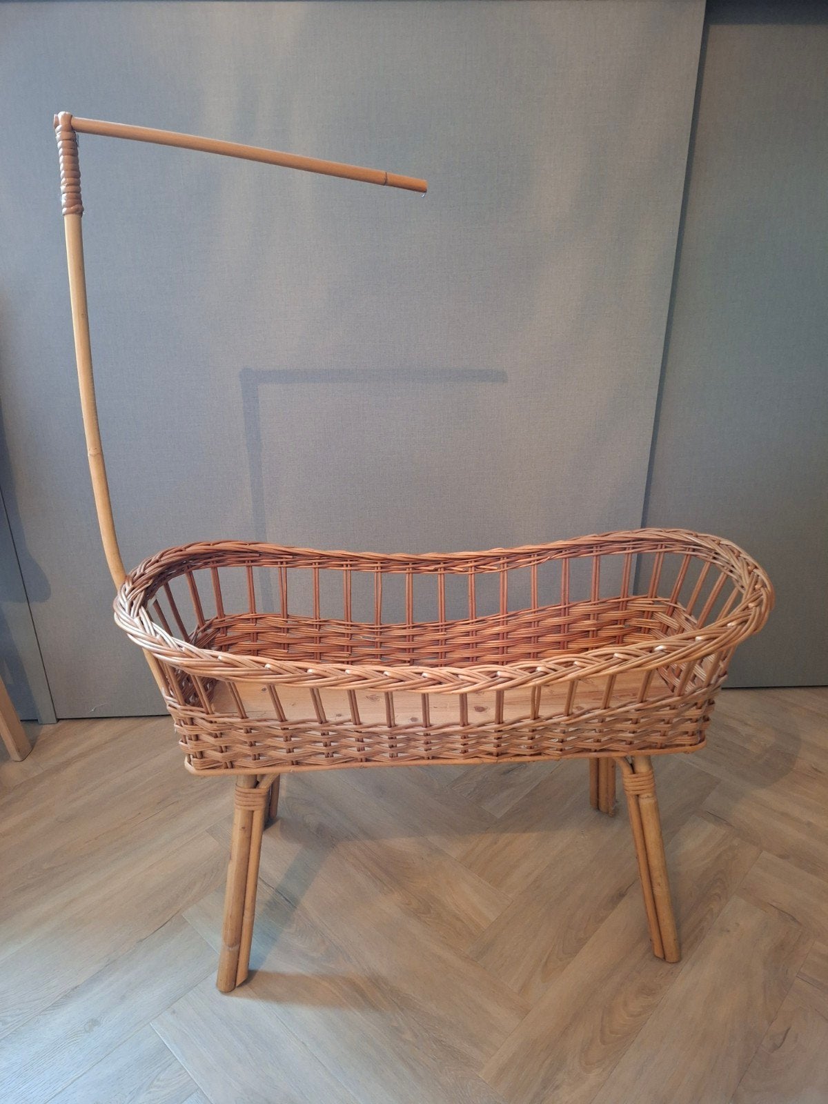 mooi poppenwiegje rotan te koop met houder voor hemeltje, Ophalen, Zo goed als nieuw, Babypop
