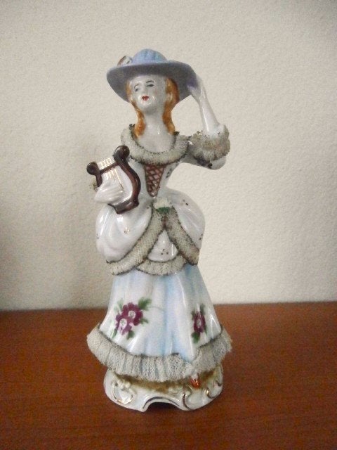 Vintage Porseleinen Beeldje Dame met Harp, Verzenden, Zo goed als nieuw, Mens