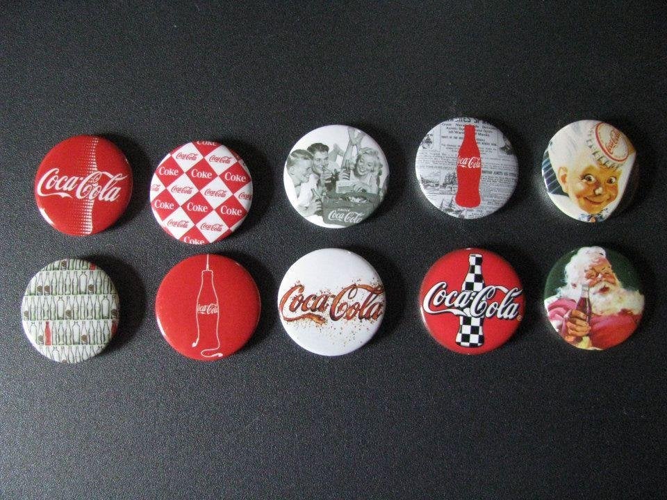 10 Verschillende Coca-Cola badges uit België, Verzamelen, Merken en Reclamevoorwerpen, Verzenden, Zo goed als nieuw, Gebruiksvoorwerp