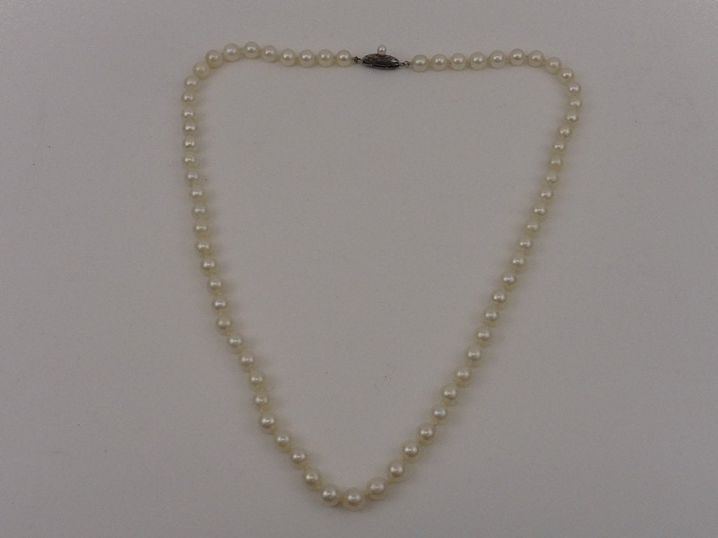 Parelcollier met zilveren slot                           D76, Overige materialen, Gebruikt, Overige kleuren, .