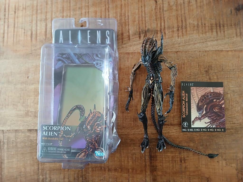 NECA Scorpion Alien | Compleet met Comic Book, Ophalen of Verzenden, Zo goed als nieuw, Overige modellen