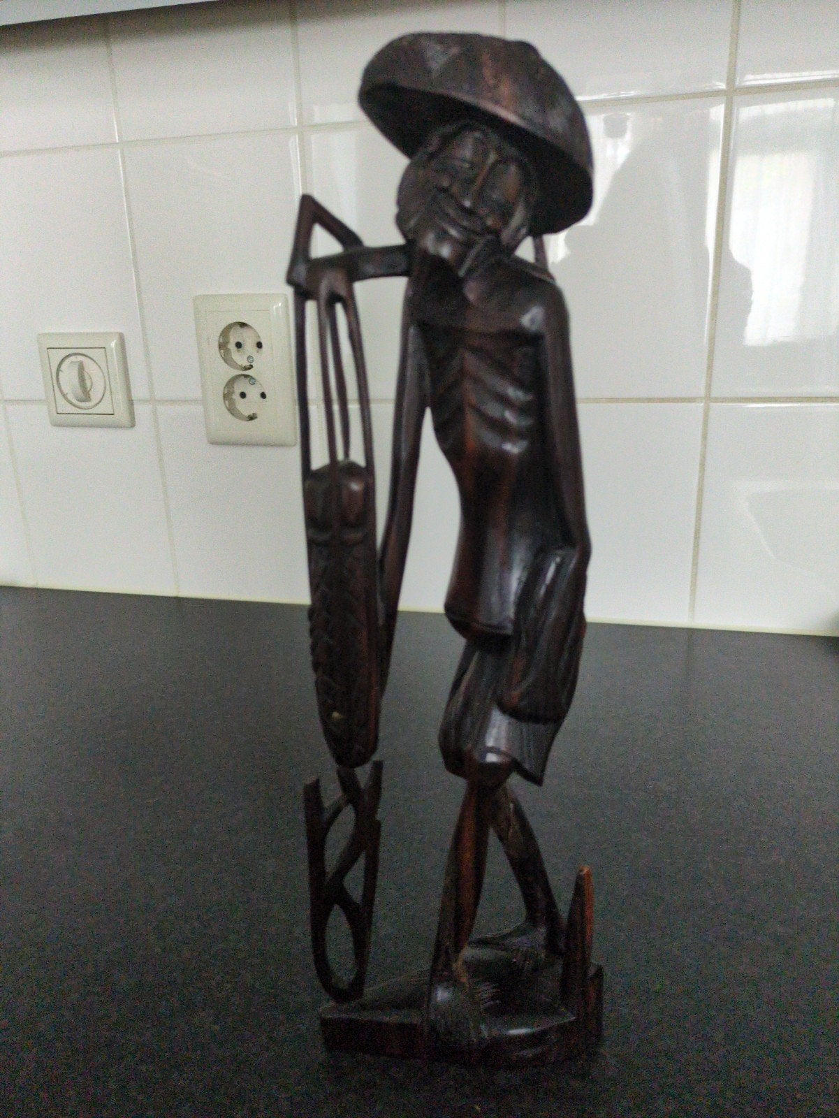 Houten Beeld Visser met Vis - Handgesneden, Antiek en Kunst, Ophalen of Verzenden, Handgemaakt, 20 - 50 cm, Beeld