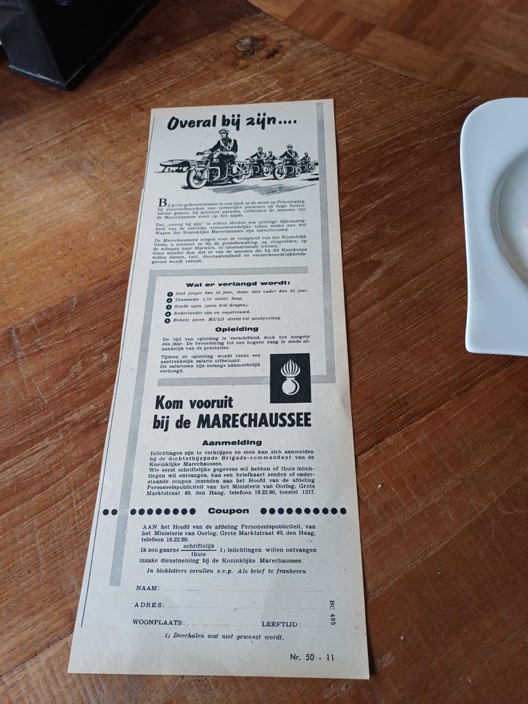 Advertentie van de Koninklijke Marechaussee  overal 1956, Verzamelen, Militaria | Algemeen, Ophalen of Verzenden, Marechaussee