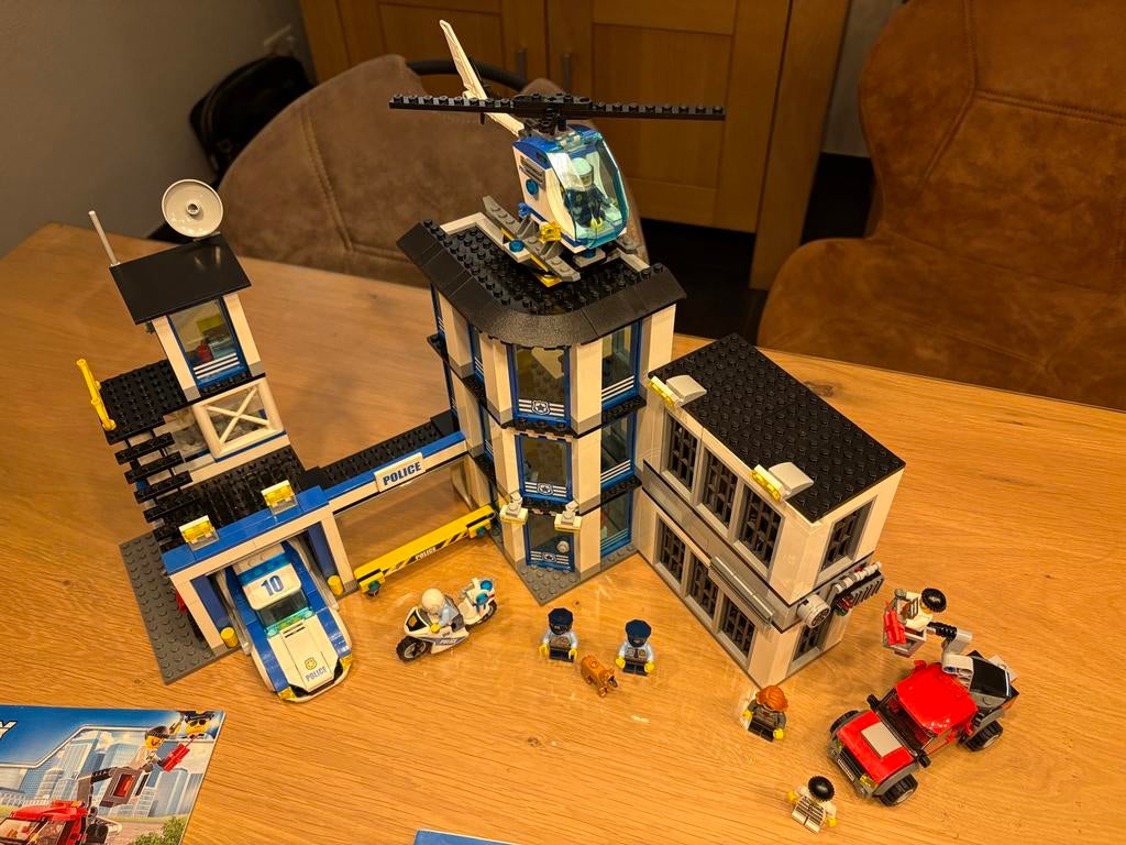 Lego City Politiebureau 60141 - Compleet met instructies, Kinderen en Baby's, Ophalen, City, Lego, Zo goed als nieuw