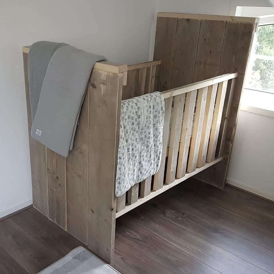 Babykamer (Ledikant, commode en kledingrek), Ophalen, Gebruikt, Ledikant