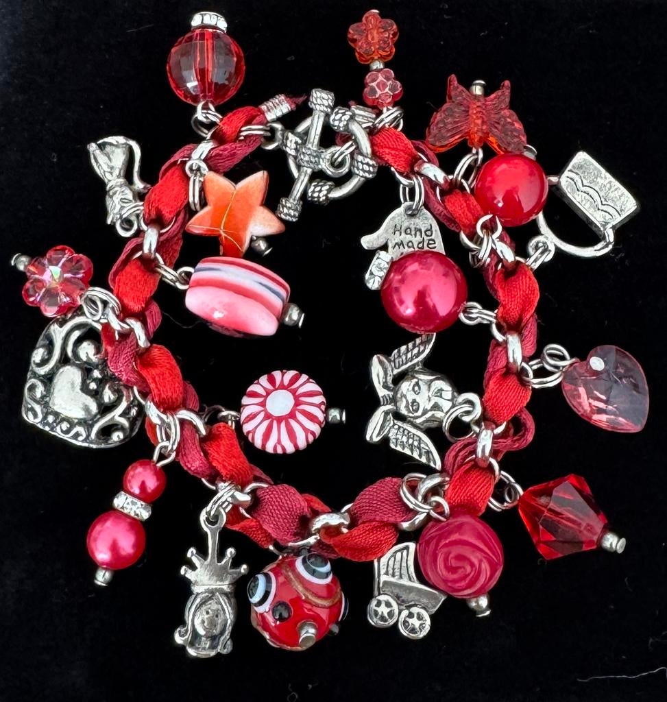 Unieke rode bedelarmband, Ophalen of Verzenden, Zo goed als nieuw, Rood, Met bedels of kralen