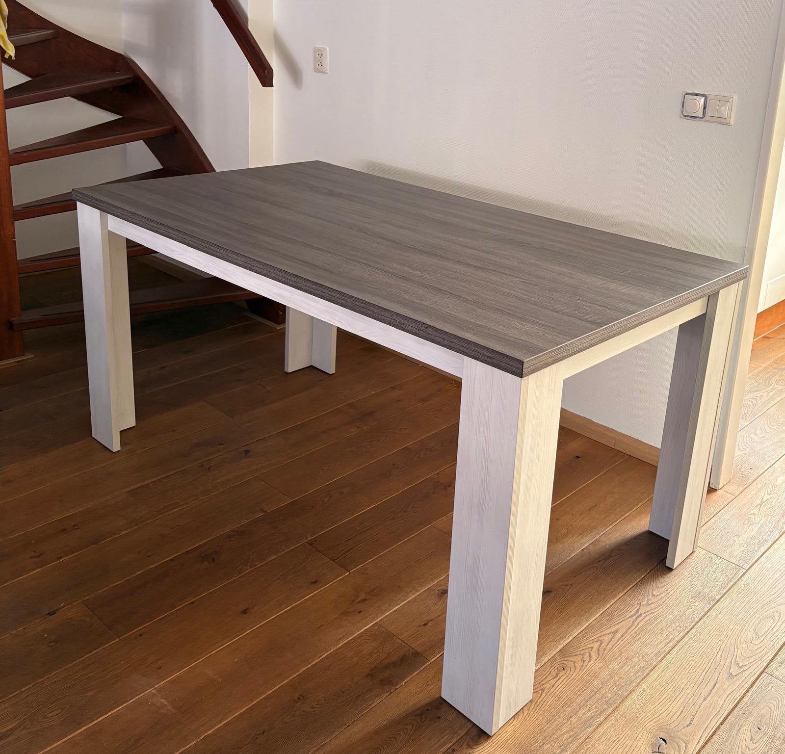 Eettafel van hout in goede conditie, Huis en Inrichting, Tafels | Eettafels, Ophalen, 50 tot 100 cm, Zo goed als nieuw, 150 tot 200 cm