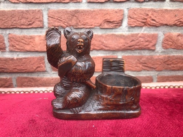 oud houten beeldje van een beer, Z-Duitsland, Houtsnijwerk, Minder dan 20 cm, Ophalen of Verzenden, Scène