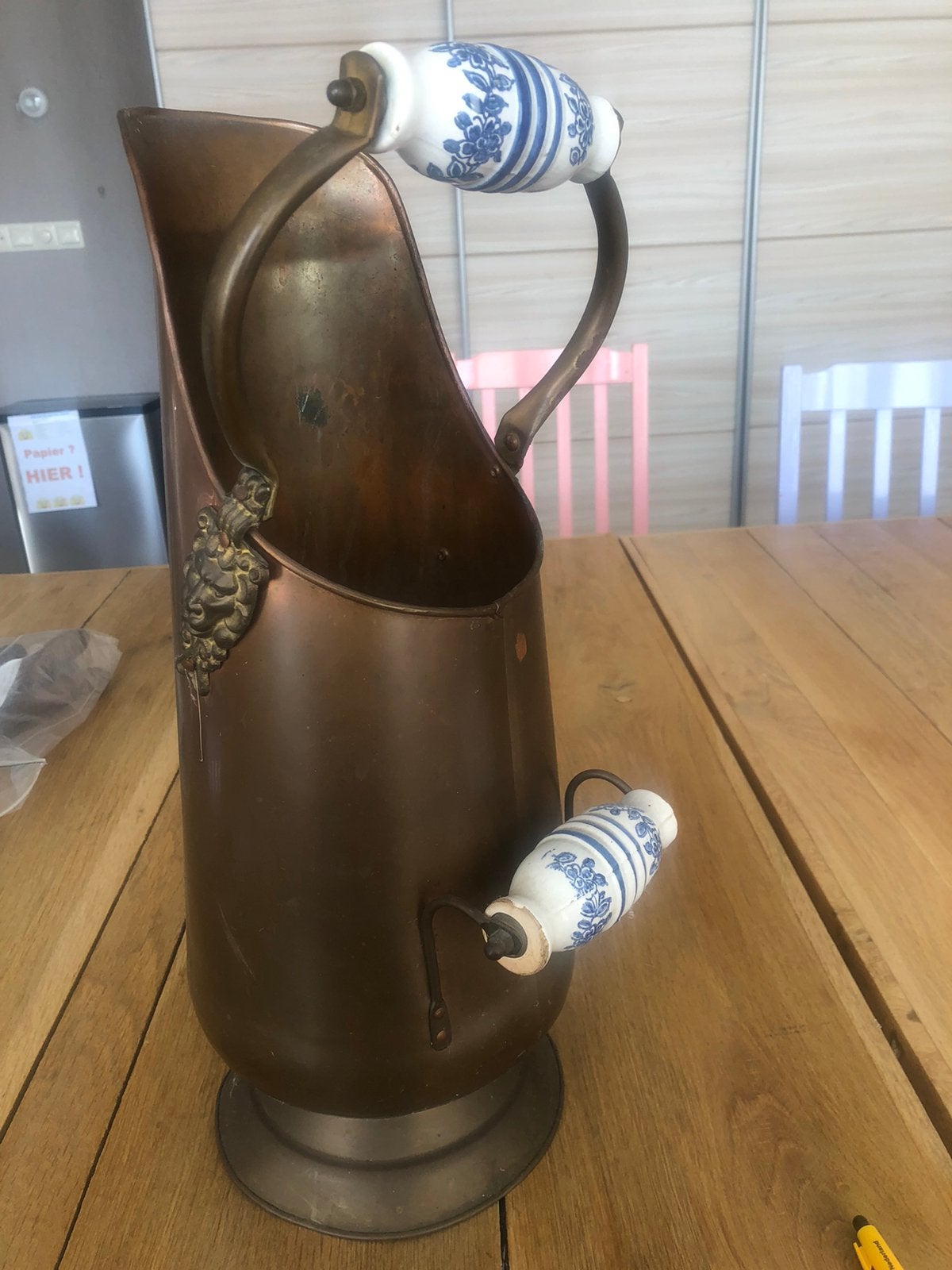 koperen kolenkit 45 cm porseleinen handvat en leeuwekop, Antiek en Kunst, Ophalen of Verzenden