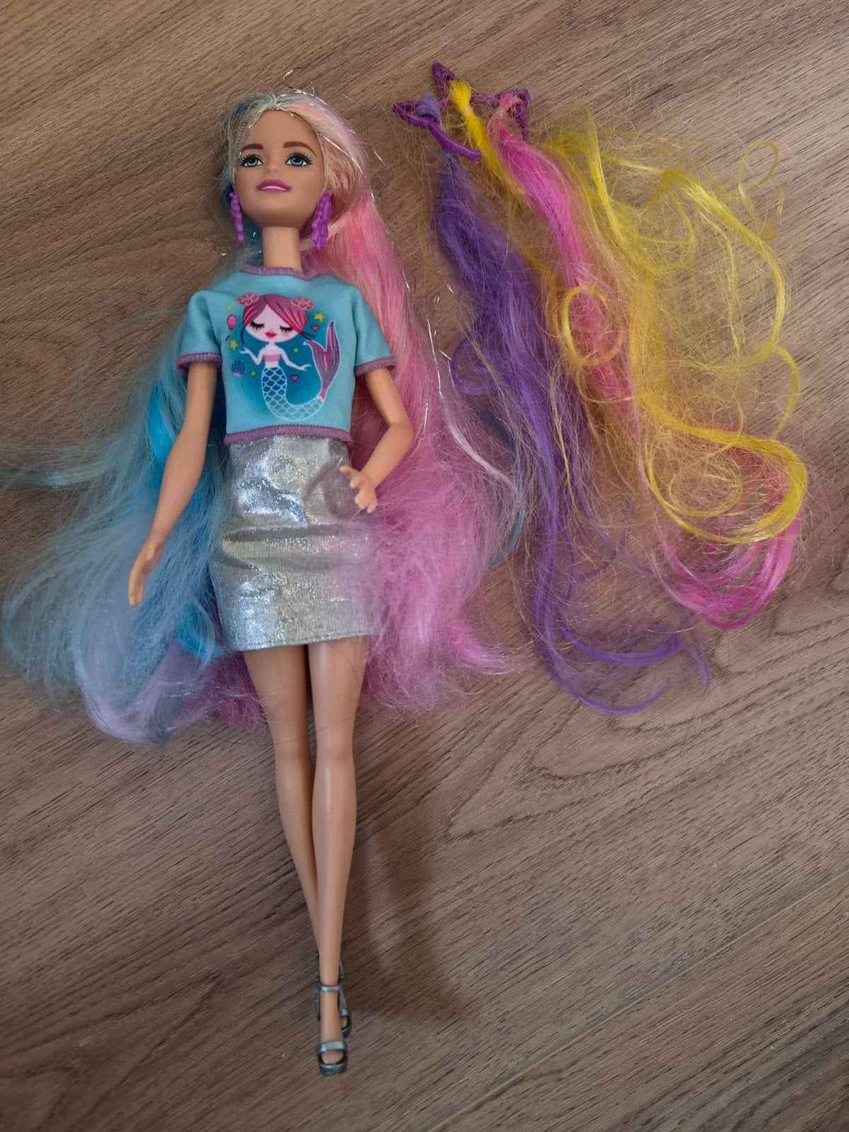 Barbie pop met lang regenbooghaar en extra haarstukjes, Ophalen of Verzenden