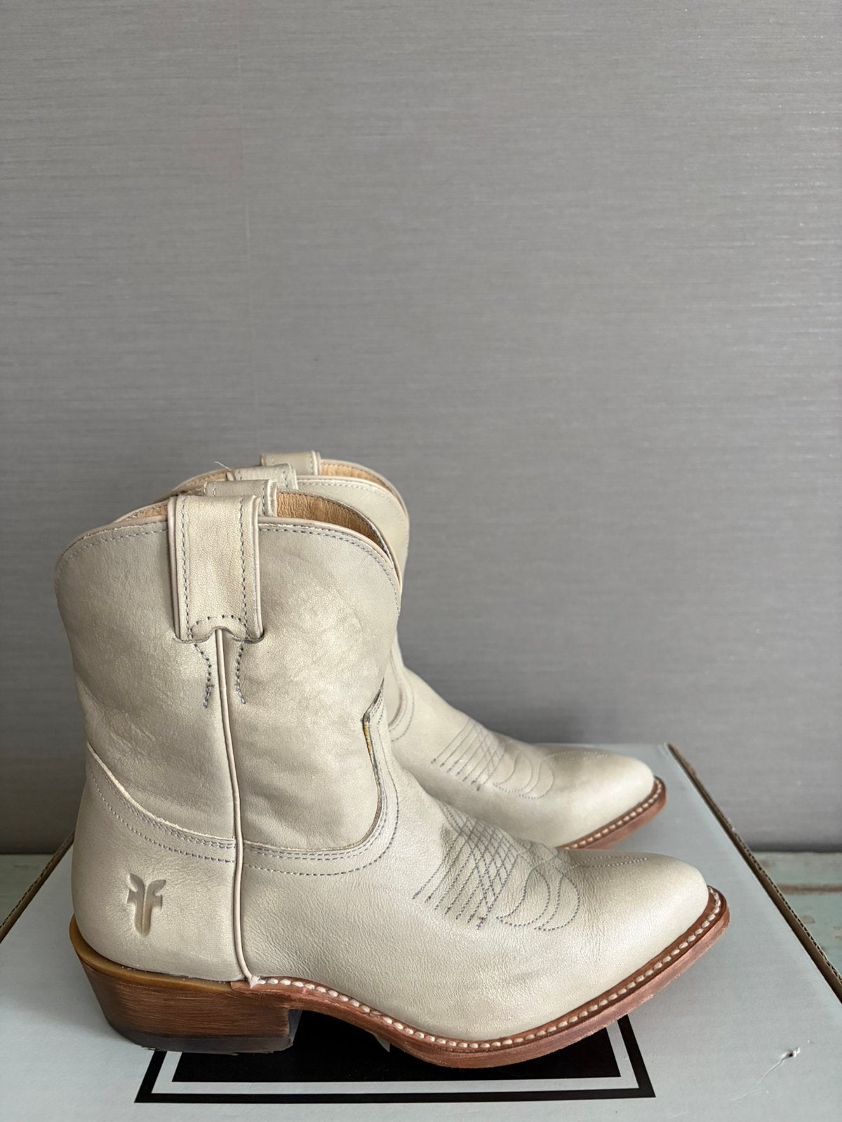 Frye enkellaarsjes size 7 37, Beige, Lage of Enkellaarzen, Ophalen of Verzenden, Zo goed als nieuw
