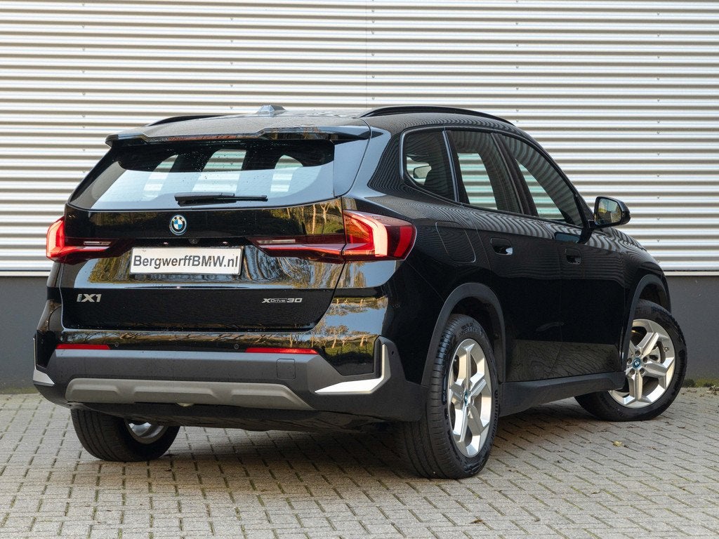 BMW iX1 xDrive30 - Trekhaak - Driving + Parking Ass - Stoelv, Auto's, BMW, 12 maanden, Stof, Gebruikt, 24 min