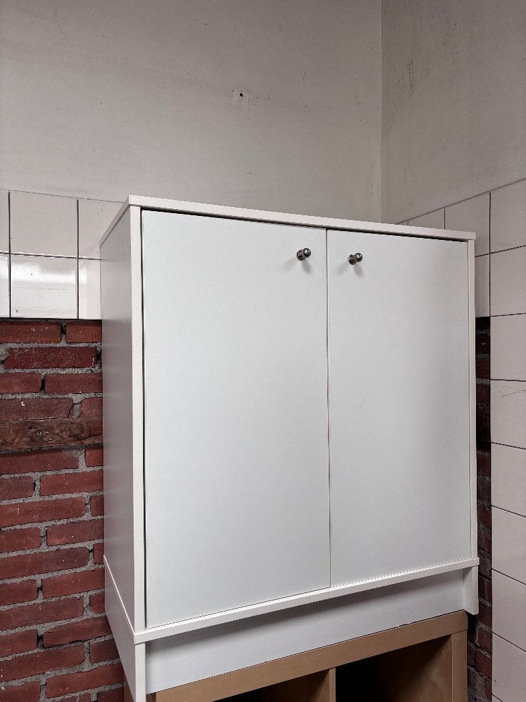 Witte opbergkast met verhoging dressoir  CS26788, Ophalen, 50 tot 100 cm, Zo goed als nieuw, 25 tot 50 cm