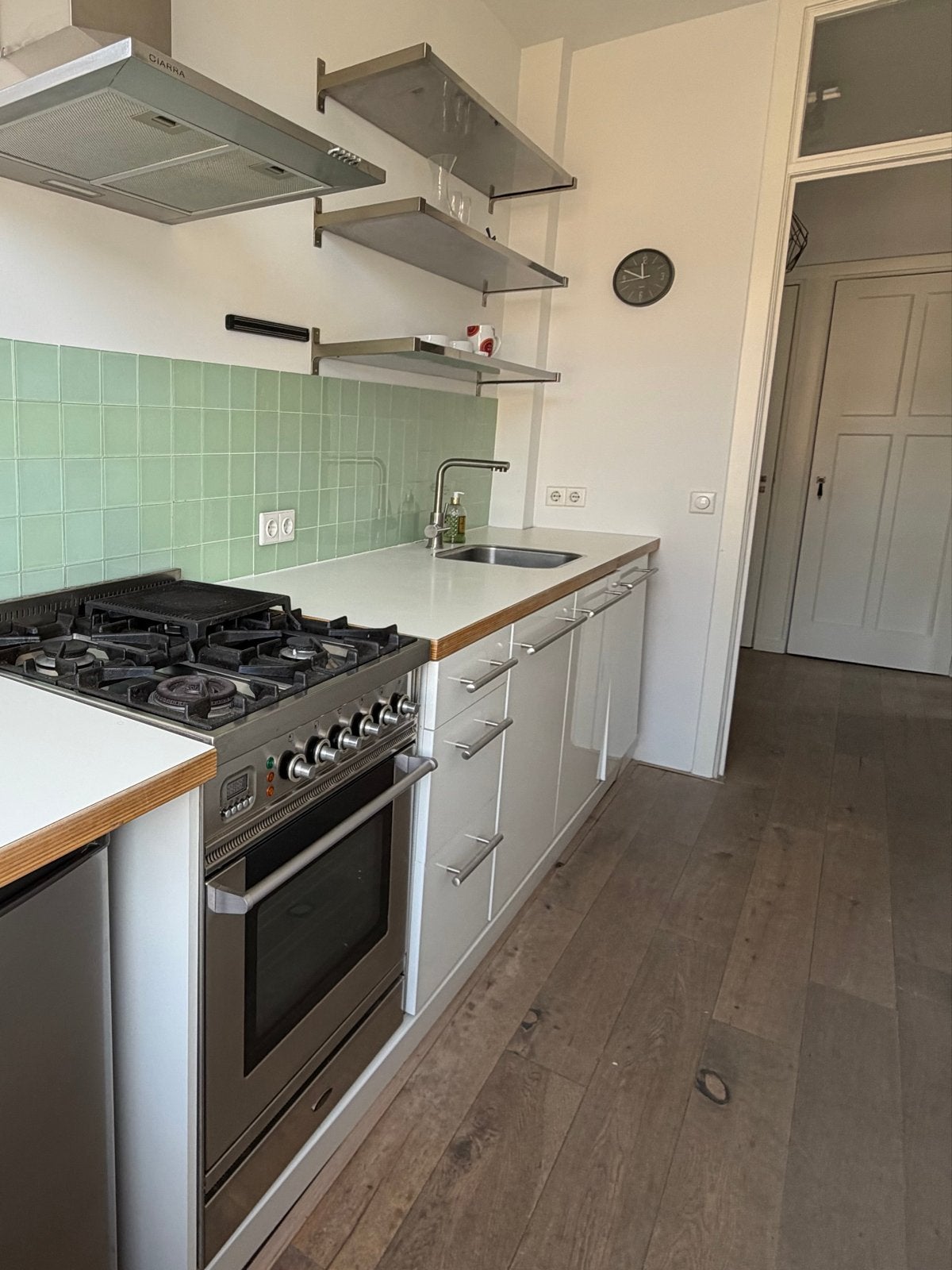 Keuken met boretti gasfornuis met oven en Siemens vaatwasser, Ophalen, Zo goed als nieuw, Wit, Enkelwandige keuken