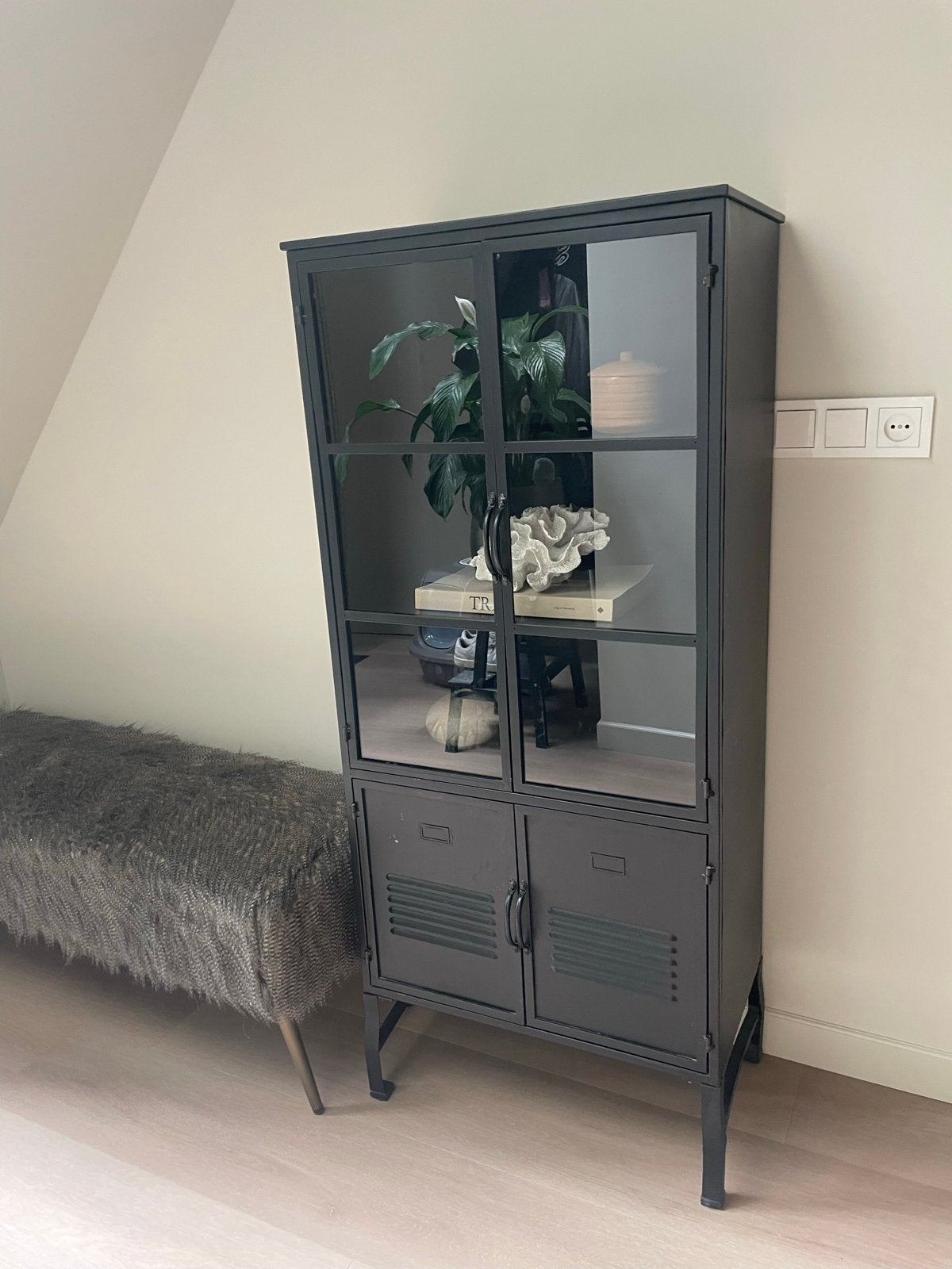 Zwart metalen kastje met glazen deuren, Huis en Inrichting, Ophalen, 50 tot 100 cm, Metaal, 150 tot 200 cm