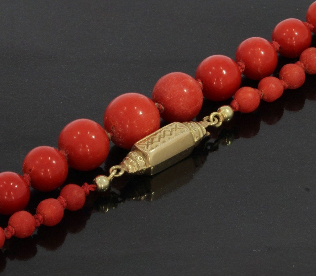Bloedkoraal ketting dieprood 14k gouden slot fraai dame, Ophalen of Verzenden, Goud, Ketting, Met edelsteen