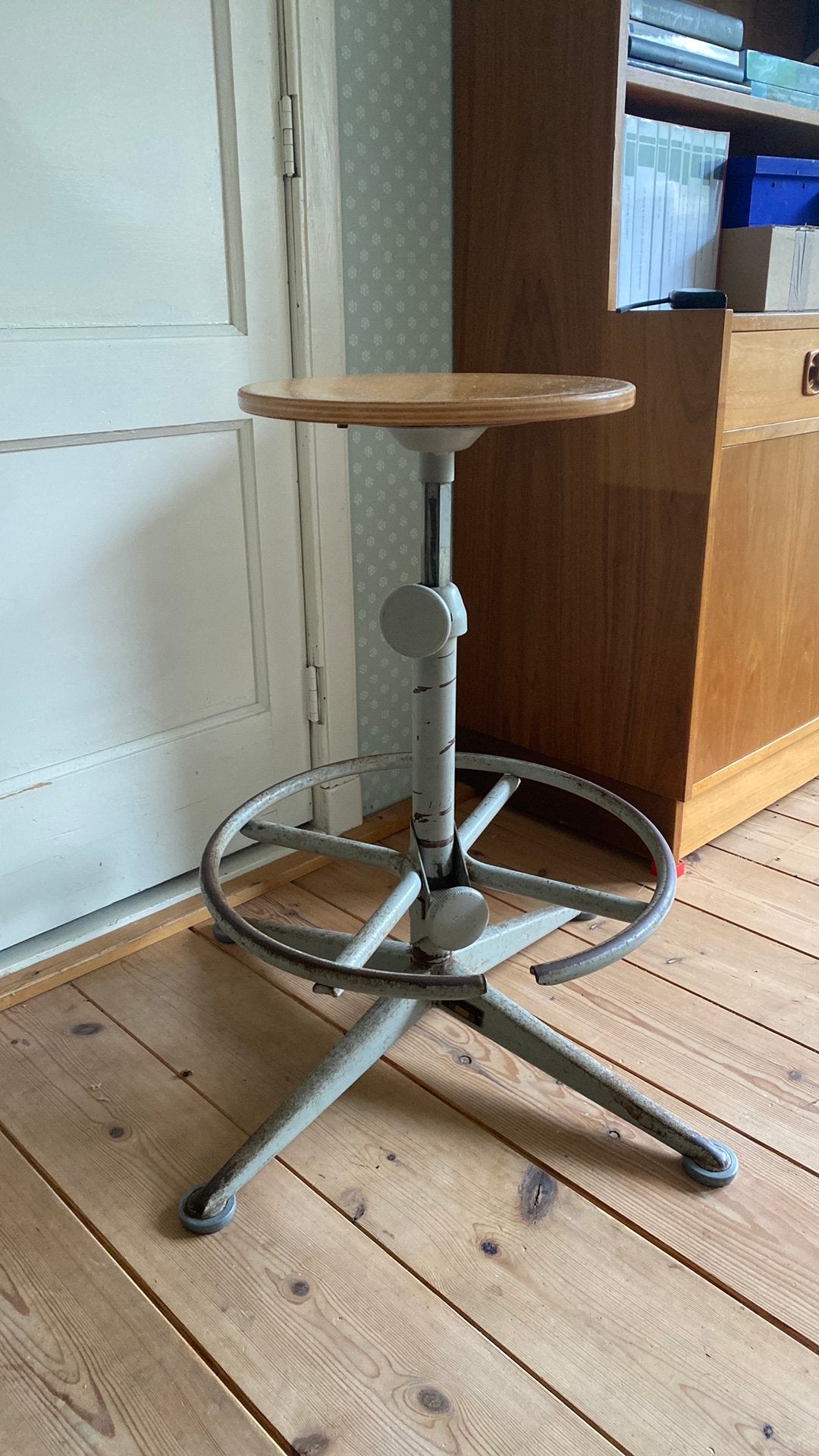 Vintage, industriële kruk, Ophalen, Zo goed als nieuw, Hout