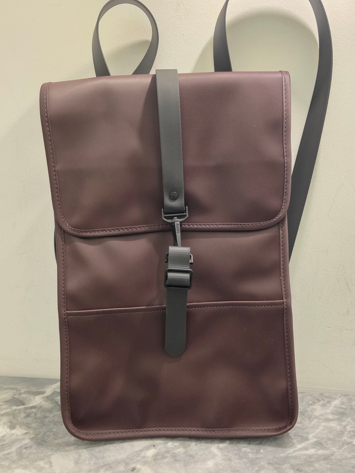 Nieuwe Rains waterproof rugtas W3 in bordo kleur, Sieraden, Tassen en Uiterlijk, Tassen | Rugtassen, Ophalen, Nieuw, Overige merken