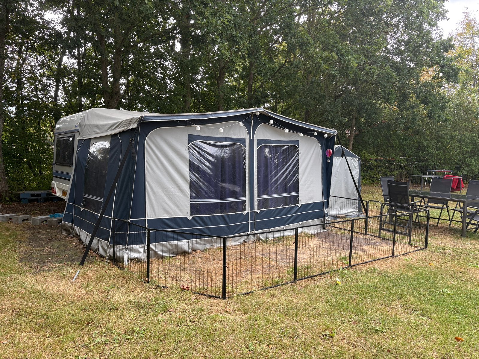 Complete Hobby 430 caravan, klaar voor vakantie, Vast bed, Rondzit, Hobby, Koelkast