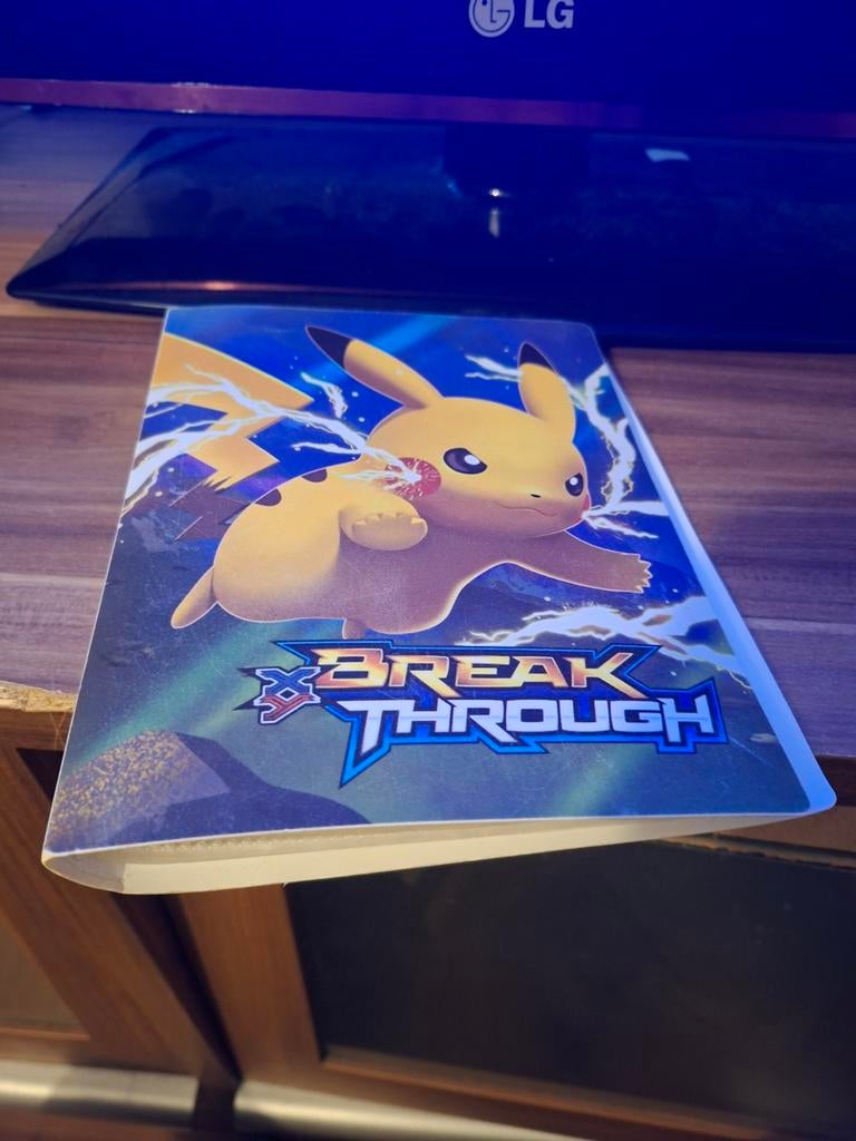 Pokémon kaartenmapje - Pikachu BreakThrough, Ophalen of Verzenden, Gebruikt, Overige typen