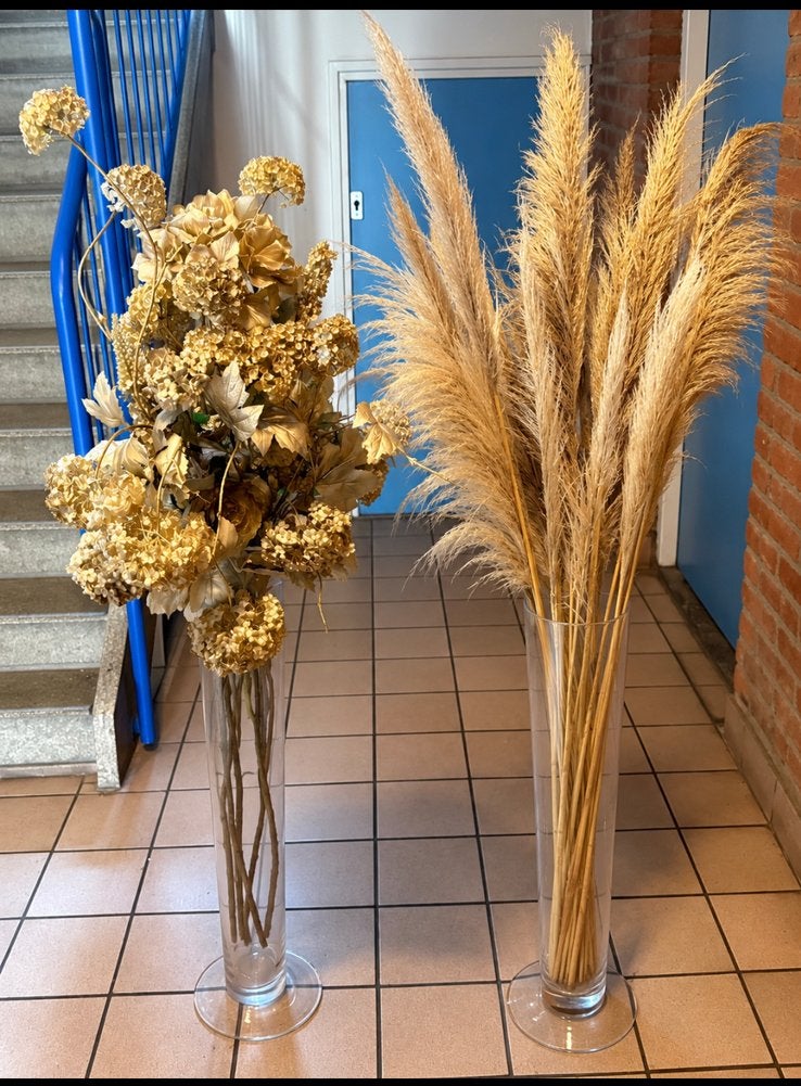 Grote bos droogbloemen en pampaspluimen in vaas, Binnen, Natuurlijk materiaal, Gebruikt, Met pot of vaas