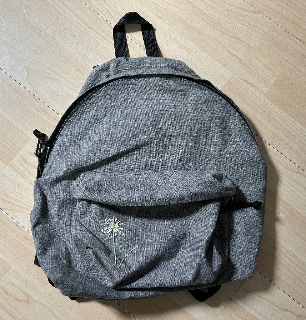Rugzak Eastpak grijs met leuke decoratie, Ophalen of Verzenden, Gebruikt, Eastpak, 30 tot 45 cm