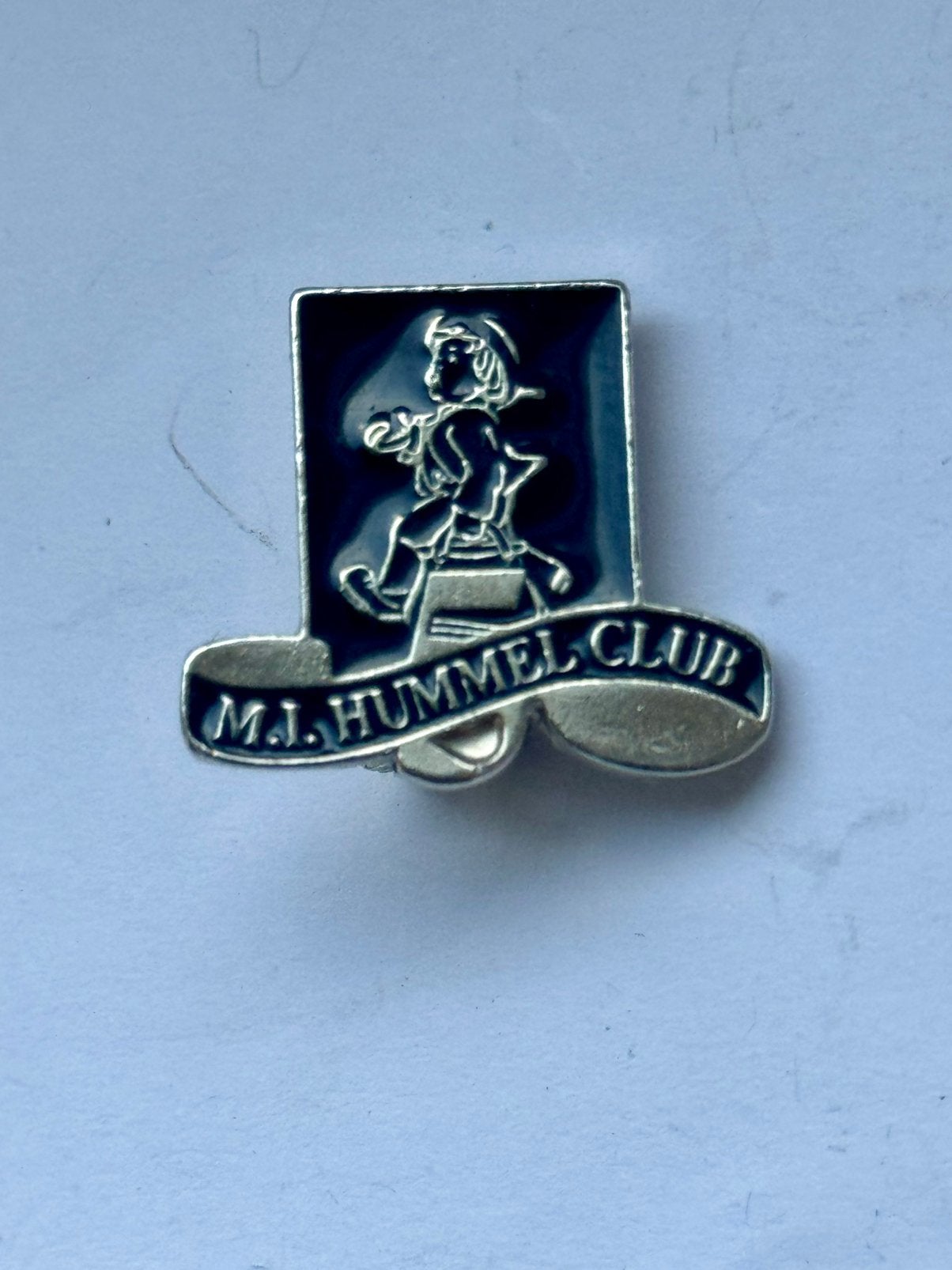Broche M.I. Hummel Club 5 Hummelbeeldjes, Ophalen of Verzenden, Zo goed als nieuw, Merk, Speldje of Pin